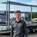 Jaspert Theodore staand naast een trailer op een bedrijventerrein in Brabant