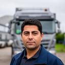Kyrillos Jonas bij een transportbedrijf in Noord-Brabant met een vrachtwagen op de achtergrond