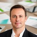 Portret van Widaad Belko in een modern transportkantoor met documenten op tafel