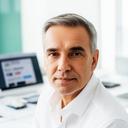 Portret van Widaad Belko in een lichte kantooromgeving met een rustige, professionele uitstraling